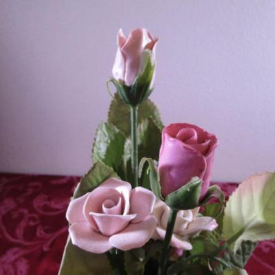 scalloped Iridescent vase with 5 porcelain roses