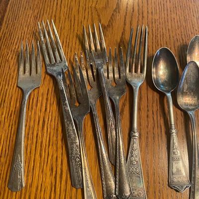 RANDOM ASSORTMENT OF SILVER PLATED ANTIQUE FLATWARE
