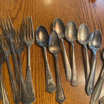 RANDOM ASSORTMENT OF SILVER PLATED ANTIQUE FLATWARE
