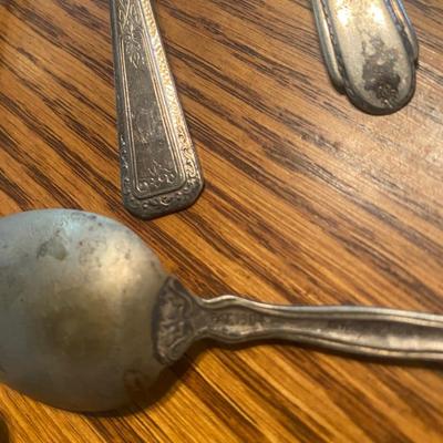 RANDOM ASSORTMENT OF SILVER PLATED ANTIQUE FLATWARE