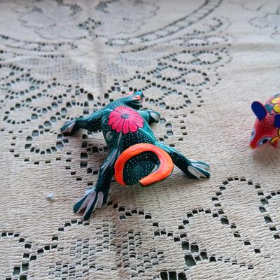 2 SMALLER ALEBRIJE HAND CRAFTED AND SIGNED OAXACAN LIZARD AND MOUSE