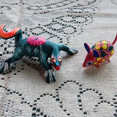 2 SMALLER ALEBRIJE HAND CRAFTED AND SIGNED OAXACAN LIZARD AND MOUSE