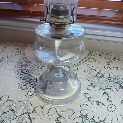 CLEAR GLASS VINTAGE OIL LAMP