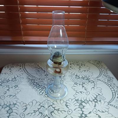 CLEAR GLASS VINTAGE OIL LAMP