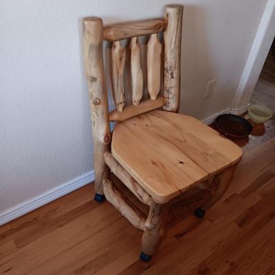 GORGEOUS PINE LOG SLAB DINING TABLE W/2 CAPTAIN, 2 ARMLESS CHAIRS