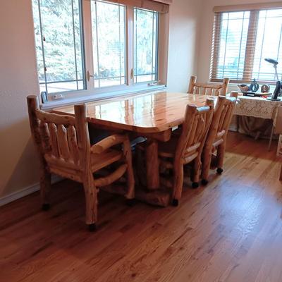 GORGEOUS PINE LOG SLAB DINING TABLE W/2 CAPTAIN, 2 ARMLESS CHAIRS