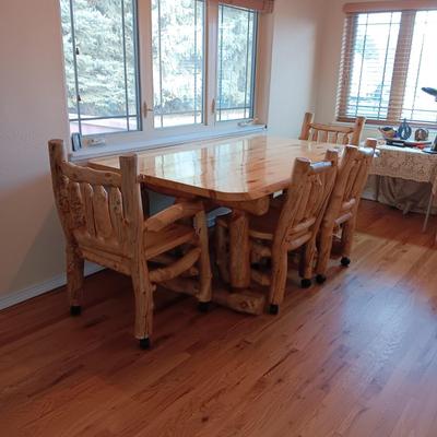 GORGEOUS PINE LOG SLAB DINING TABLE W/2 CAPTAIN, 2 ARMLESS CHAIRS
