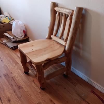 GORGEOUS PINE LOG SLAB DINING TABLE W/2 CAPTAIN, 2 ARMLESS CHAIRS