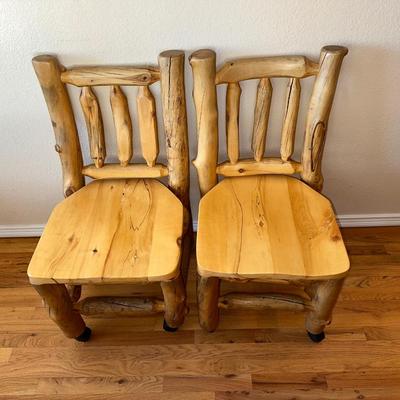 GORGEOUS PINE LOG SLAB DINING TABLE W/2 CAPTAIN, 2 ARMLESS CHAIRS