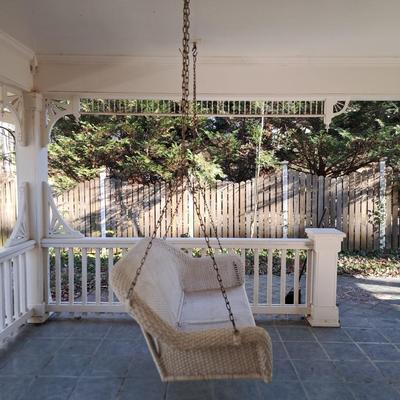 Outdoor White Wicker Hanging Porch Swing (P-SD)