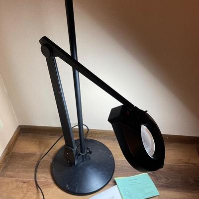 Crafting magnifying lamp