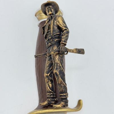 LOT 30L: Bradford Exchange John Wayne Knife Collection - 2006 "An American Legend" G1021, 2007 "Western Legend" A7795...