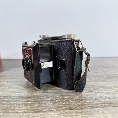 LOT 43L: Vintage Agfa Ansco PD16 Clipper Camera w/ Box & Instructions