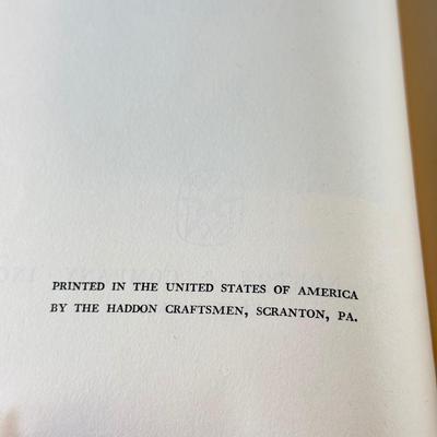 LOT 49L: Antique & Vintage Books - 1897 Quo Vadis by Henryk Sienkiewicz, 1881 Chapters in the History of Old S. Paul's, 1948...