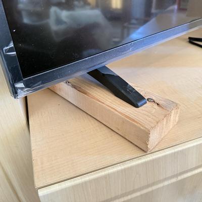 LOT 61L: LG LED Television Model 43LH500-UA