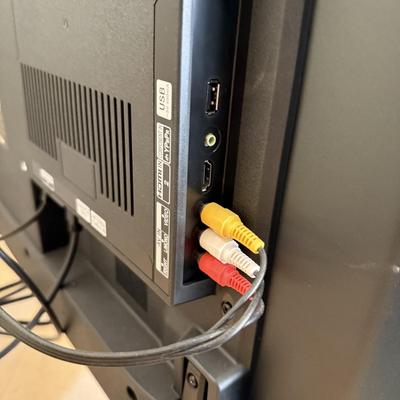 LOT 61L: LG LED Television Model 43LH500-UA