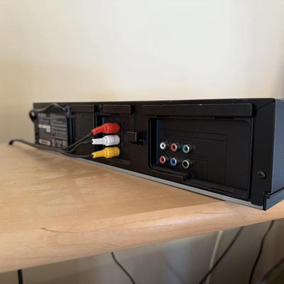 LOT 62L: Sony DVD Player/VCR Model SLV-0380P