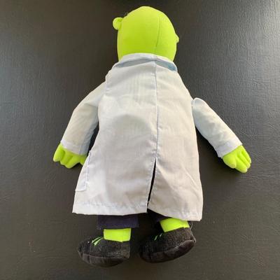 LOT 105 M: The Muppets Collection: Lego Figures, Posable Kermit w/ Banjo Figure, Statler & Waldorf in Balcony Figures, "The...