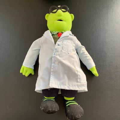 LOT 105 M: The Muppets Collection: Lego Figures, Posable Kermit w/ Banjo Figure, Statler & Waldorf in Balcony Figures, "The...