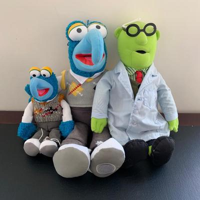 LOT 105 M: The Muppets Collection: Lego Figures, Posable Kermit w/ Banjo Figure, Statler & Waldorf in Balcony Figures, "The...