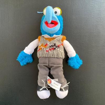 LOT 105 M: The Muppets Collection: Lego Figures, Posable Kermit w/ Banjo Figure, Statler & Waldorf in Balcony Figures, "The...