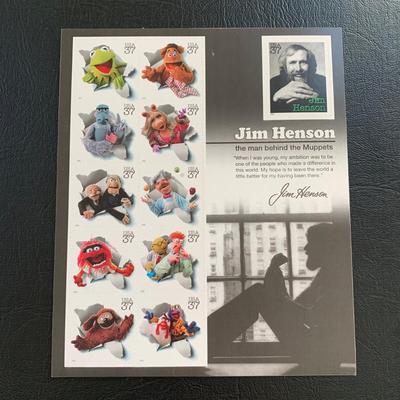 LOT 105 M: The Muppets Collection: Lego Figures, Posable Kermit w/ Banjo Figure, Statler & Waldorf in Balcony Figures, "The...