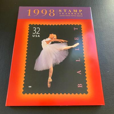 LOT 114 M: Stamp Yearbook Collection 1997 - 2000 & 2004