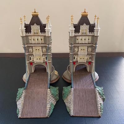 LOT 118 M: Department 56 Historical Landmark Series Dickens Village "Tower Bridge Of London"
