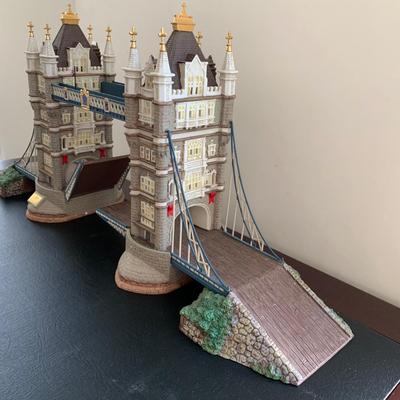 LOT 118 M: Department 56 Historical Landmark Series Dickens Village "Tower Bridge Of London"