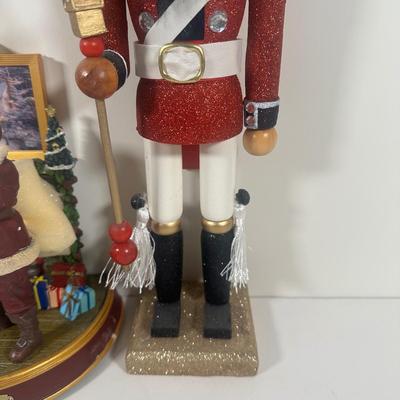 LOT 121U: Christmas Collection - Thomas Kinkade/Bradford Exchange The Comfort Of Christmas Light Uo The Holidays & More!