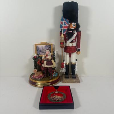 LOT 121U: Christmas Collection - Thomas Kinkade/Bradford Exchange The Comfort Of Christmas Light Uo The Holidays & More!