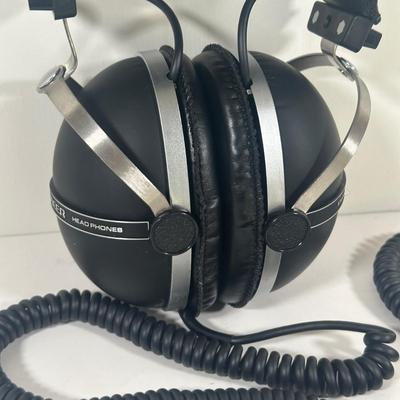 LOT 124U: Pioneer Stereo Headphones SE-305 w/ Box