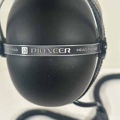 LOT 124U: Pioneer Stereo Headphones SE-305 w/ Box