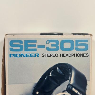 LOT 124U: Pioneer Stereo Headphones SE-305 w/ Box