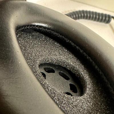 LOT 124U: Pioneer Stereo Headphones SE-305 w/ Box