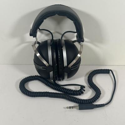 LOT 124U: Pioneer Stereo Headphones SE-305 w/ Box