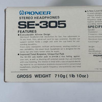 LOT 124U: Pioneer Stereo Headphones SE-305 w/ Box