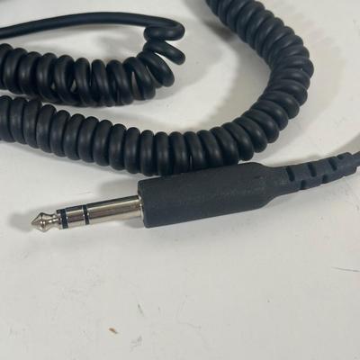 LOT 124U: Pioneer Stereo Headphones SE-305 w/ Box