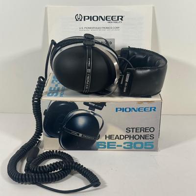 LOT 124U: Pioneer Stereo Headphones SE-305 w/ Box