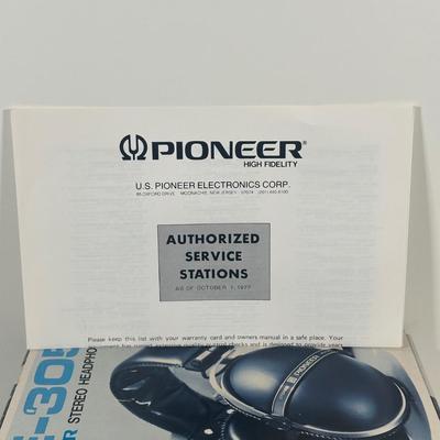LOT 124U: Pioneer Stereo Headphones SE-305 w/ Box
