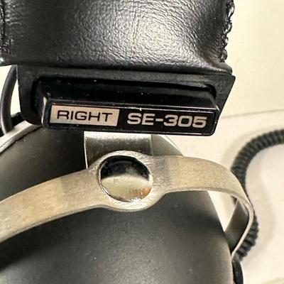 LOT 124U: Pioneer Stereo Headphones SE-305 w/ Box