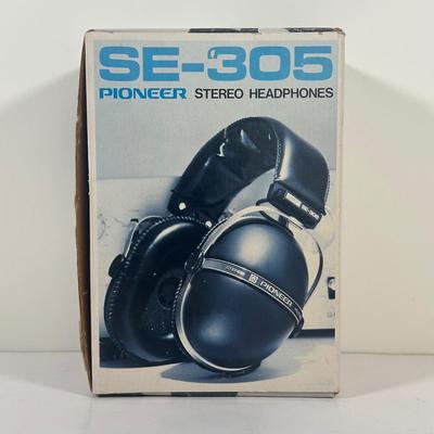 LOT 124U: Pioneer Stereo Headphones SE-305 w/ Box
