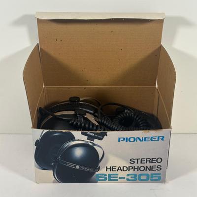LOT 124U: Pioneer Stereo Headphones SE-305 w/ Box