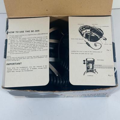 LOT 124U: Pioneer Stereo Headphones SE-305 w/ Box