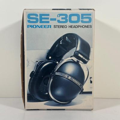 LOT 124U: Pioneer Stereo Headphones SE-305 w/ Box