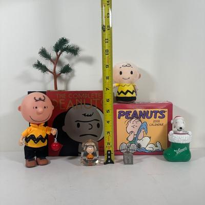 LOT 127U: Charlie Brown/Peanuts Home Decor Collection