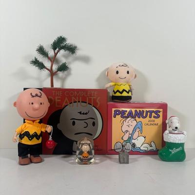 LOT 127U: Charlie Brown/Peanuts Home Decor Collection
