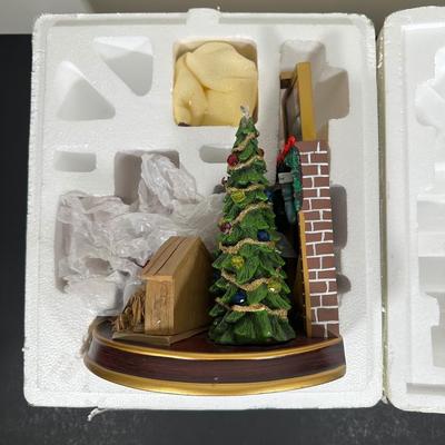 LOT 135U: The Bradford Exchange/Thomas Kinkade Narrative Santa Figurine