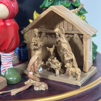 LOT 135U: The Bradford Exchange/Thomas Kinkade Narrative Santa Figurine