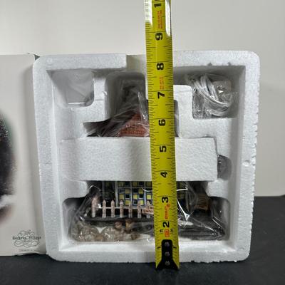 LOT 154U: Department 56 Dickens Village Series - Howard Street Row Houses & The Leather Bottle